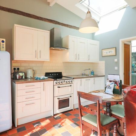 Hen House View Villa Ръджли Екстериор снимка